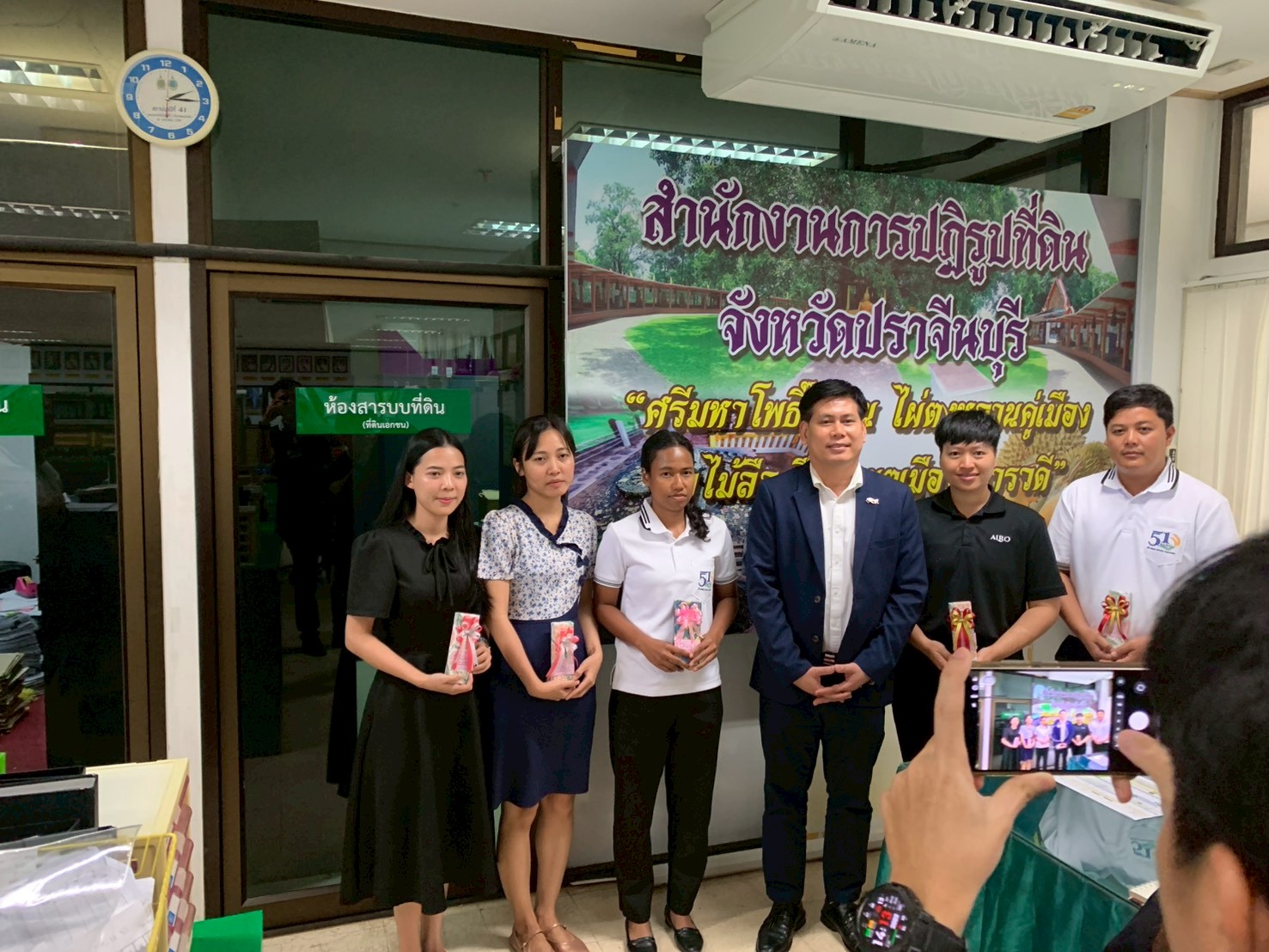 title - วันที่ 9 มิถุนายน 2569 นายวิทูล ประดิษฐบุญ ปฏิรูปที่ดินจังหวัดปราจีนบุรี ได้มอบนโยบาย ของรัฐมนตรีช่วยว่าการกระทรวงเกษตรและสหกรณ์ พร้อมทั้งชี้แจงแนวทางการปฏิบัติงาน แก่บุคลากรในสังกัด โดยได้ร่วมรับฟังปัญหา อุปสรรค และหารือแนวทางการขับเคลื่อนภารกิจตามแผนงานและโครงการประจำปีงบประมาณ พ.ศ. 2569
